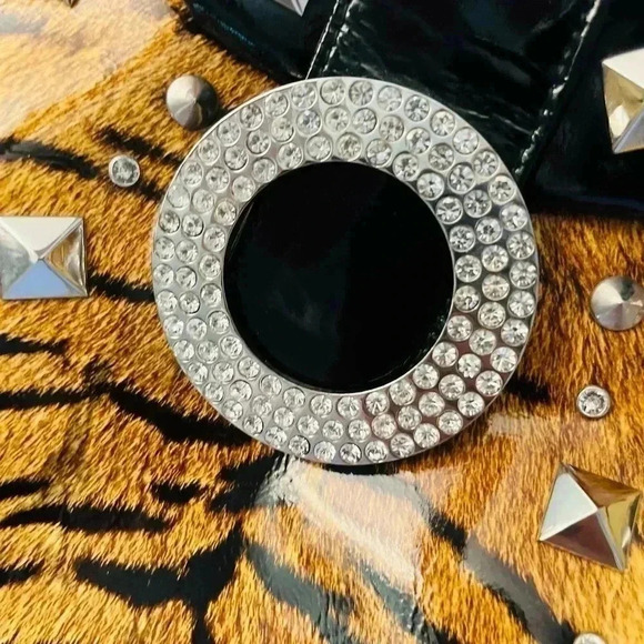 CHARM AND LUCK HANDBAG  GENUINE PATENT LEATHER, PINK SATIN INTERIOR. - Picture 8 of 13